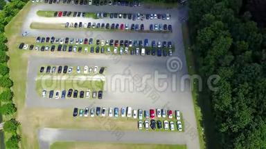 一个巨大的汽车停车场的鸟瞰图，从一辆车到许多和滞后时间